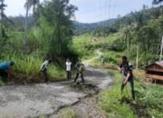 Babinsa Koramil 09/Ketol Gelar Karya Bakti Bersama Warga di Desa Serempah