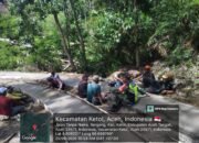 Babinsa Koramil 09/Ketol Bantu Warga Bangun Jalan Rabat Beton di Desa Pantan Reduk