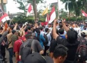 Situasi DPRD Sumsel Siang Ini, Massa Mulai Datang Dengan Dikawal Ketat Aparat Gabungan TNI dan Polri