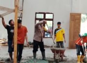 Bhabinkamtibmas Polsek Linge,Aiptu Sudirman,Gotong royong Bersama Masyarakat Di Masjid Al-Ikhlas Kampung Owaq.