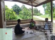 Babinsa Koramil 09/Ketol Gelar Komsos Bahas Ketahanan Pangan Bersama Aparatur Desa