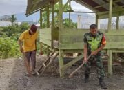Babinsa Koramil 09/Ketol Ajak Warga Gotong Royong Bersihkan Bale Pengajian Anak-anak di Desa Serempah