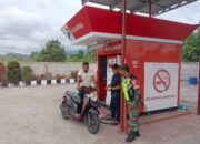 Babinsa Koramil 09/Ketol Laksanakan Komsos Bersama Petugas Pertashop di Desa Binaan