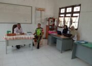 Babinsa Koramil 09/Ketol Laksanakan Komsos dengan Pihak Sekolah SD Negeri 8 Ketol Bahas Siswa yang Sekolah ke Luar Wilayah