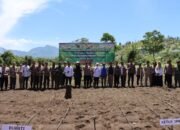 Dukung Swasembada Pangan 2025, Kapolres Aceh Tengah Tanam Jagung Serentak dan Salurkan 230 Sak Beras SPHP untuk Warga