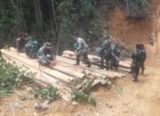 Satgas TMMD ke-126 Kodim 0106/Ateng Gotong Royong Ambil Kayu Guna Pembangunan Jembatan Penghubung