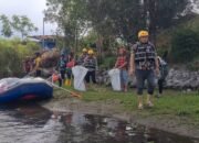 Kapolres Aceh Tengah Turun Kutip Sampah di Aliran Sungai Peusangan Bersama Komunitas dan Pemuda Gayo