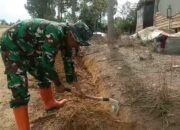 Babinsa Koramil 07/Atu Lintang Gotong Royong Bersama Warga Salurkan Air Bersih ke Masjid Baitussalam