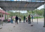 Babinsa Koramil 09/Ketol Bantu Warga Pasang Teratak untuk Kegiatan Masyarakat