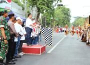 Semangati Peserta, Pejabat Daerah Rela Basah Kuyup. Kebersamaan Warnai Jombang Culture Marching Competition 2025