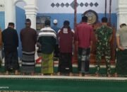 Anggota Koramil 09/Ketol Laksanakan Sholat Subuh Berjamaah Bersama Warga
