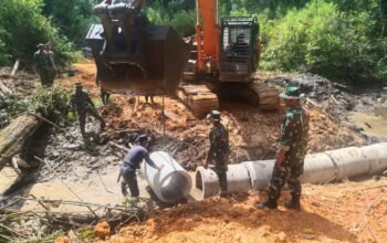 Wujudkan Infrastruktur Desa, Satgas TMMD Bersama Warga Kute Keramil Gotong Royong Pasang Gorong-Gorong