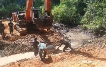 Pemasangan Gorong-gorong Program TMMD ke 126 Harus Bergelut Dengan Lumpur