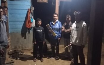 Bripka Ujang Sukri Bersama Aparatur Desa dan Warga Evakuasi Satu Keluarga Terjebak Kawanan Gajah di Bener Meriah