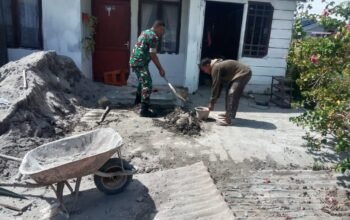 Babinsa Koramil 02/Bebesen Bantu Pengecoran Lantai Rumah Warga di Desa Nunang Antara