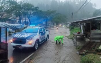 Hujan Deras Bukan Halangan, Satlantas Polres Aceh Tengah Bergerak Cepat Tangani Banjir dan Kelancaran Arus