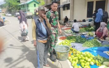 Babinsa Koramil 05/Linge Laksanakan Komsos dengan Pedagang Pasar Kute Baru