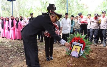 Kapolres Aceh Tengah Pimpin Pemakaman Tradisi Kepolisian Alm Bripka Ruhdi Fitrah
