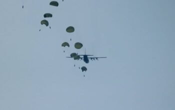 Ratusan Prajurit Kostrad Serbu Langit Bangka Belitung dalam Latihan Lintas Udara Skala Besar