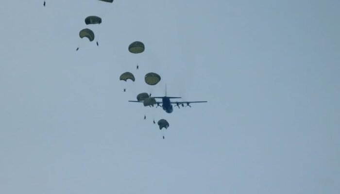 Ratusan Prajurit Kostrad Serbu Langit Bangka Belitung dalam Latihan Lintas Udara Skala Besar