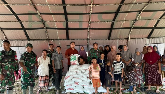 Aryo Fazli, Salurkan Bantuan 3,5 Ton Beras kepada Warga di Kecamatan Darul Hasanah