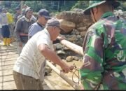 Babinsa Koramil 08/Silih Nara Bersama Warga Gotong Royong Perkuat Jembatan Darurat Gantung Langit