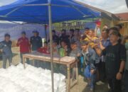 Babinsa Bersama Relawan MBG Bagikan 500 Nasi Bungkus untuk Anak-Anak di Atu Lintang