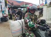Babinsa Jagong Bantu Penyaluran Bantuan Warga ke Korban Banjir dan Longsor di Linge