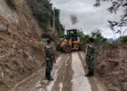 Babinsa Koramil Pegasing Amankan Alat Berat Pembersihan Material Longsor di Kecamatan Bies