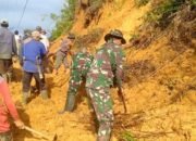Koramil 06/Jagong Gotong Royong Bersihkan Jalan Tertimbun Longsor di Jagong Jeget
