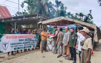 Keuchik Kapai Baroe Serahkan Bantuan untuk Korban Banjir Pante Rambong