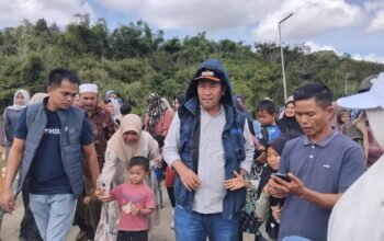 Tinjau Lokasi Jembatan Putus, Bupati Aceh Tengah Salurkan Bantuan Logistik ke Gemboyah