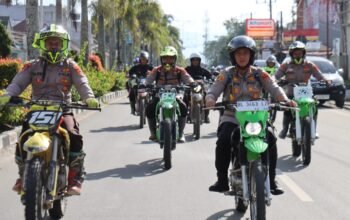 Kapolres Aceh Tengah Bersama BKO Brimob Distribusikan Logistik dan Sling ke Desa Terisolir di Kecamatan Linge