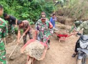 TNI dan Warga Bersinergi Bersihkan Longsor di Jalan Terangengon–Mulie Jadi