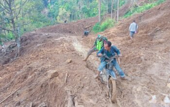 Babinsa Koramil 09/Ketol Bantu Warga Desa Bergang Melintasi Jalur Longsor
