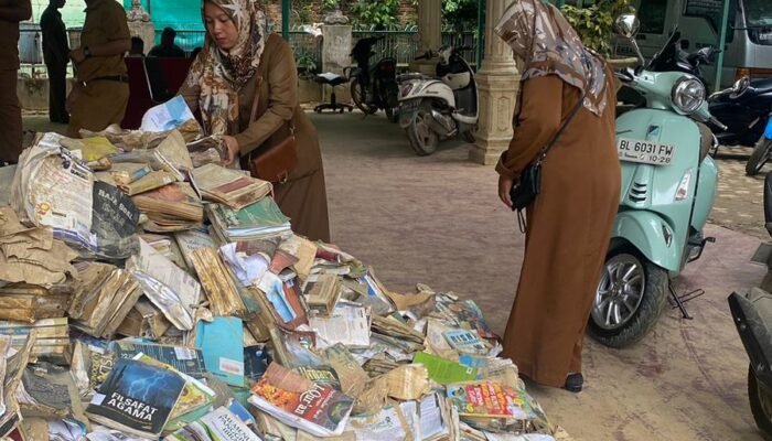 Puluhan Ribu Buku di Pustaka Langsa Hanyut Terendam Banjir