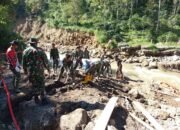 Anggota Koramil 09/Ketol Lakukan Pengecoran Bibir Sungai Pasca Banjir Bandang di Desa Bah