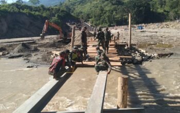 Satgas Gulbencal TNI Bangun Jembatan Darurat Pasca Banjir dan Longsor di Desa Burlah