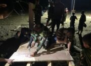 Kerja Malam Kejar Target, TNI Bersama Relawan Bangun Jembatan Apung Akses Desa Terisolir di Aceh Tengah