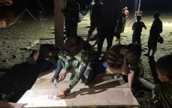 Kerja Malam Kejar Target, TNI Bersama Relawan Bangun Jembatan Apung Akses Desa Terisolir di Aceh Tengah