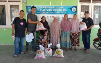 Aparat Gampong Sidoarjo Salurkan BLP Beras 10 Kg Untuk Janda Lansia 