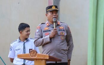 Kasat Binmas Polres Aceh Tengah Jadi Pembina Upacara di SMKN 5 Takengon, Tekankan Anti Tawuran dan Bullying
