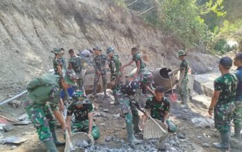 Babinsa Koramil 08/Silih Nara Monitoring Pembangunan Jembatan Gantung di Desa Burni Bius