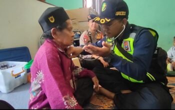 Polres Bener Meriah Turun Langsung Berikan Bakti Kesehatan Bagi Warga Mesidah Pasca Bencana Alam