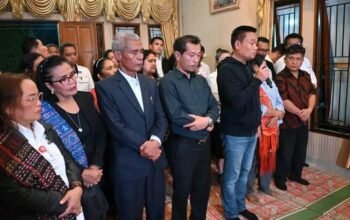 Bupati Humbang Hasundutan Bersama Pimpinan DPRD Sampaikan Belasungkawa ke Rumah Duka Orang Tua Wakil Ketua DPRD