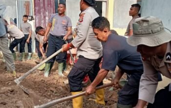 Personel Polres Aceh Tengah dan BKO Brimob Gotong Royong Bersihkan Fasilitas Umum di Dua Kecamatan
