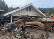 Bhabinsa Koramil 05/Linge dan Bhabinkamtibmas Polsek Linge bersama Personil Yonif TP 856/SBS Bantu Warga Bersihkan Material Banjir.