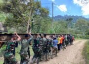 Wujudkan Kemanunggalan TNI–Rakyat, Koramil 08/Silih Nara Bersama Warga Bangun Jembatan Darurat