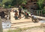 Anggota Koramil 08/Silih Nara Bangun Jembatan Pasca Banjir Bandang di Desa Termiara