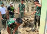 Bersama Masyarakat Anggota Koramil 05 Dan Batalion TP 902/SPG Membersikan Sisa Lumpur Di Sekitar Mesjid